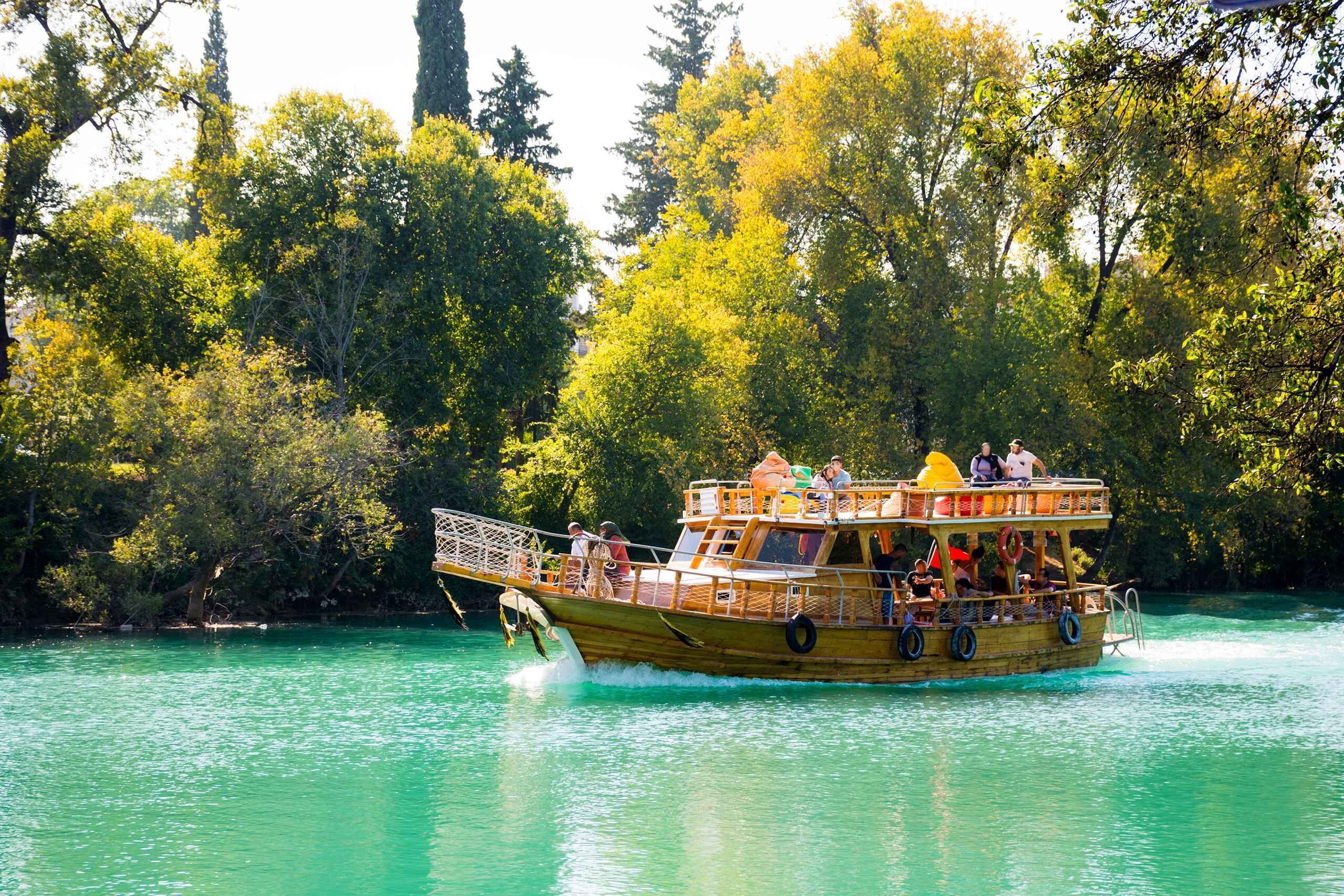 Manavgat Irmağı’nda tur teknesi seyirde