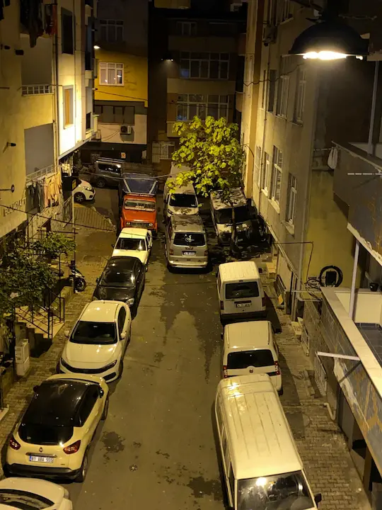 Alanya merkezinde araçlar sokağa park etti