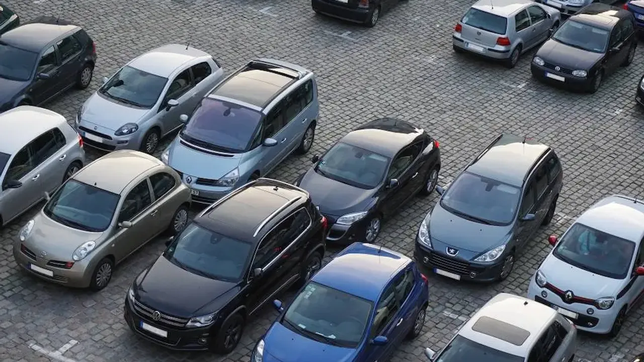 Alanya merkezinde otoparkta araç yoğunluğu