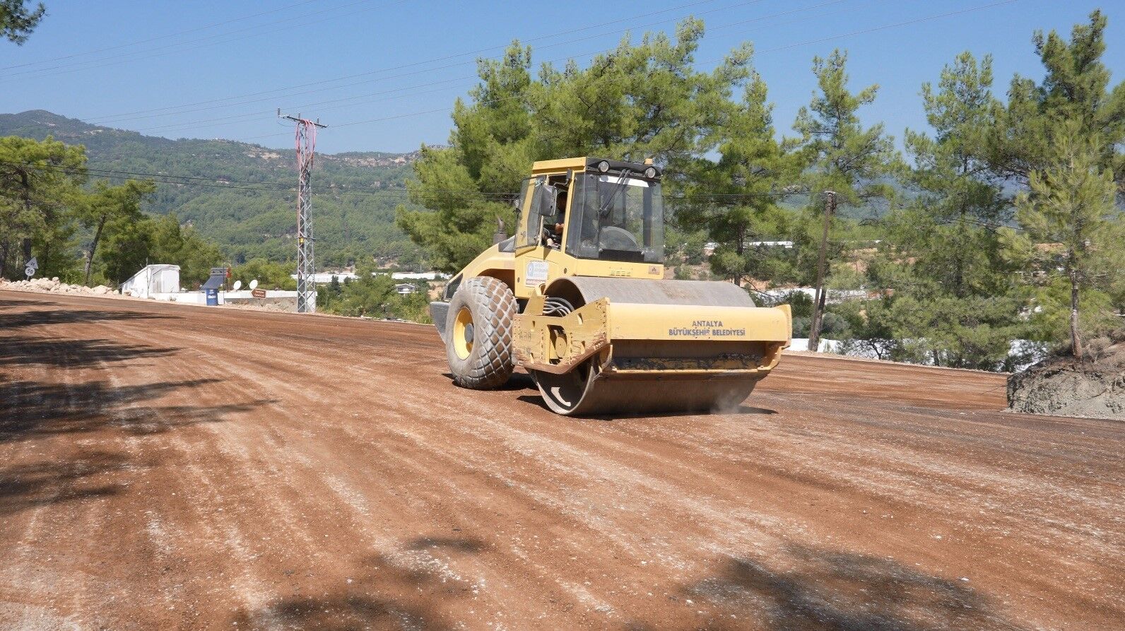 Kaş’ta yol zemini silindirle sıkıştırılıyor