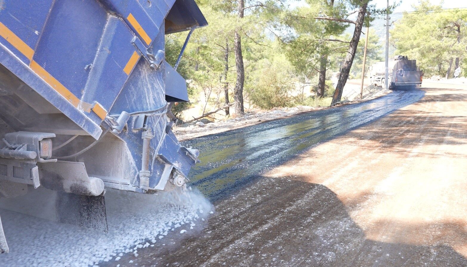 Kaş’ta asfalt serimi kırsalda sürüyor