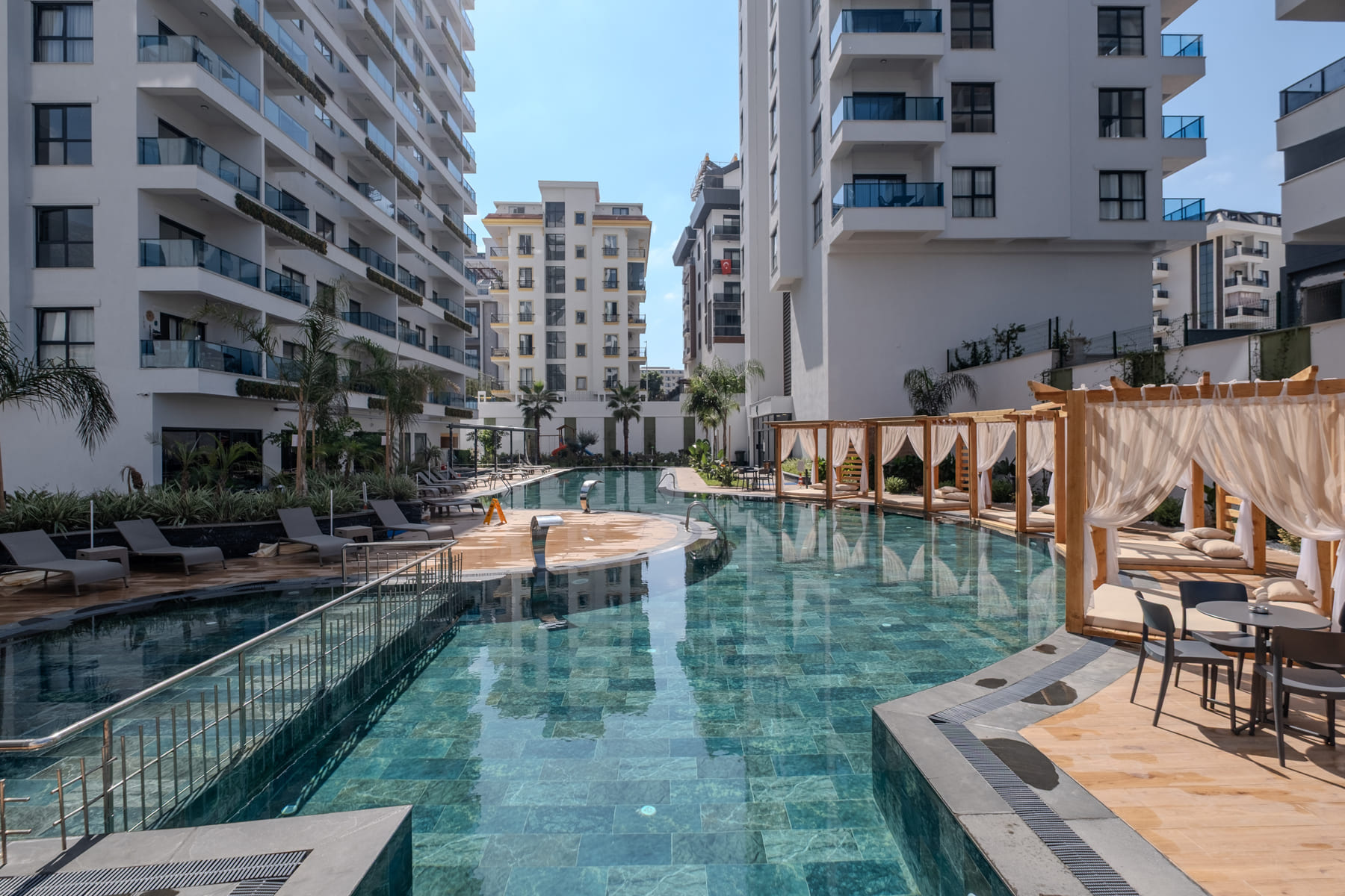 Mahmutlar’da konut sitesi ve ortak havuz