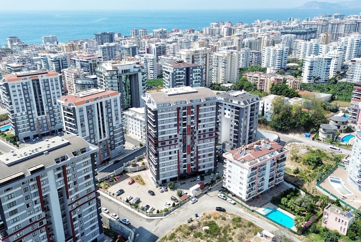 Mahmutlar’da yoğun apartman dokusu kıyıya uzanıyor