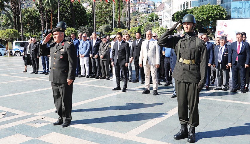 Alanya’da askerler saygı duruşunda