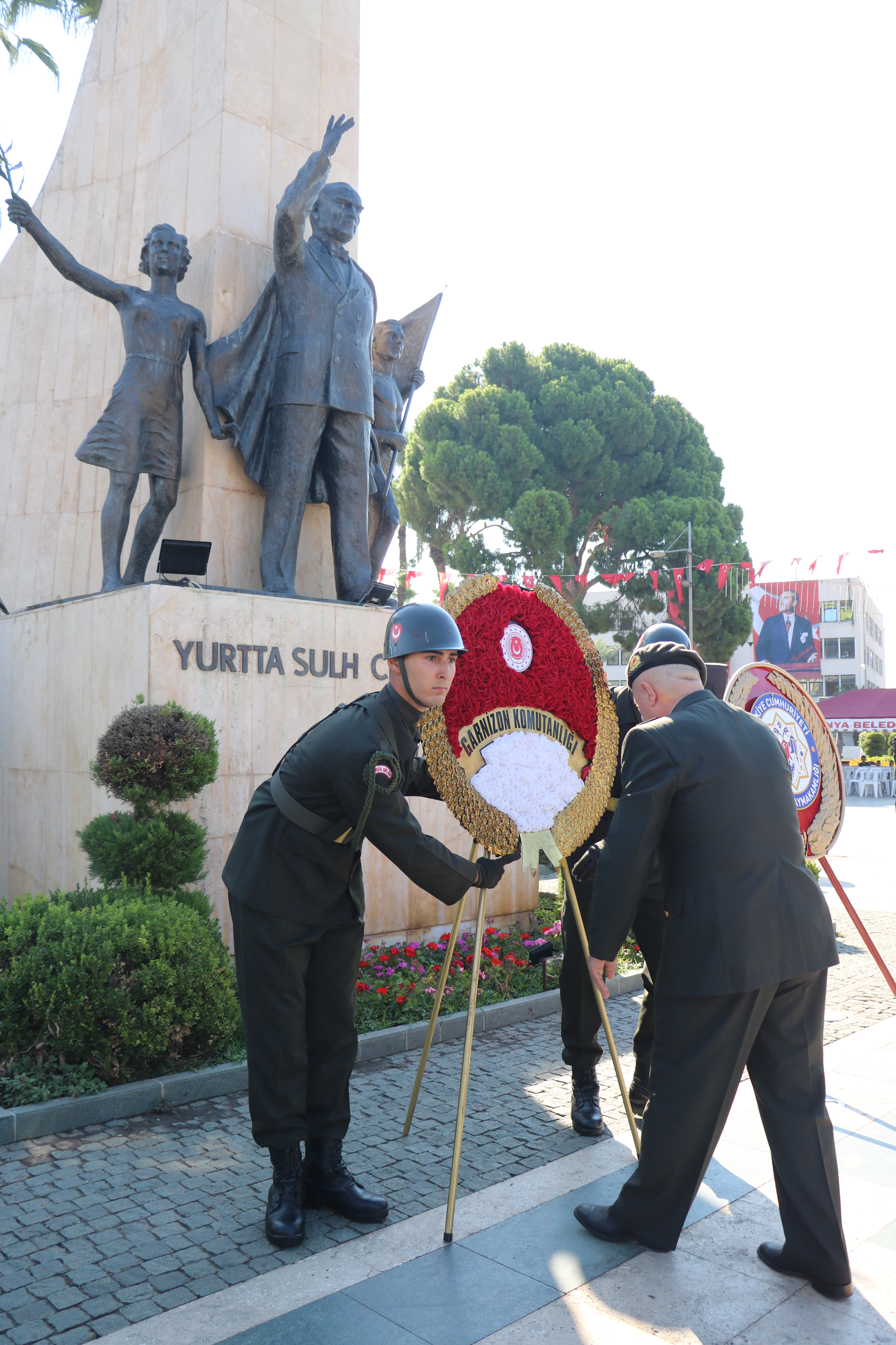 Atatürk Anıtı önünde çelenk sunumu