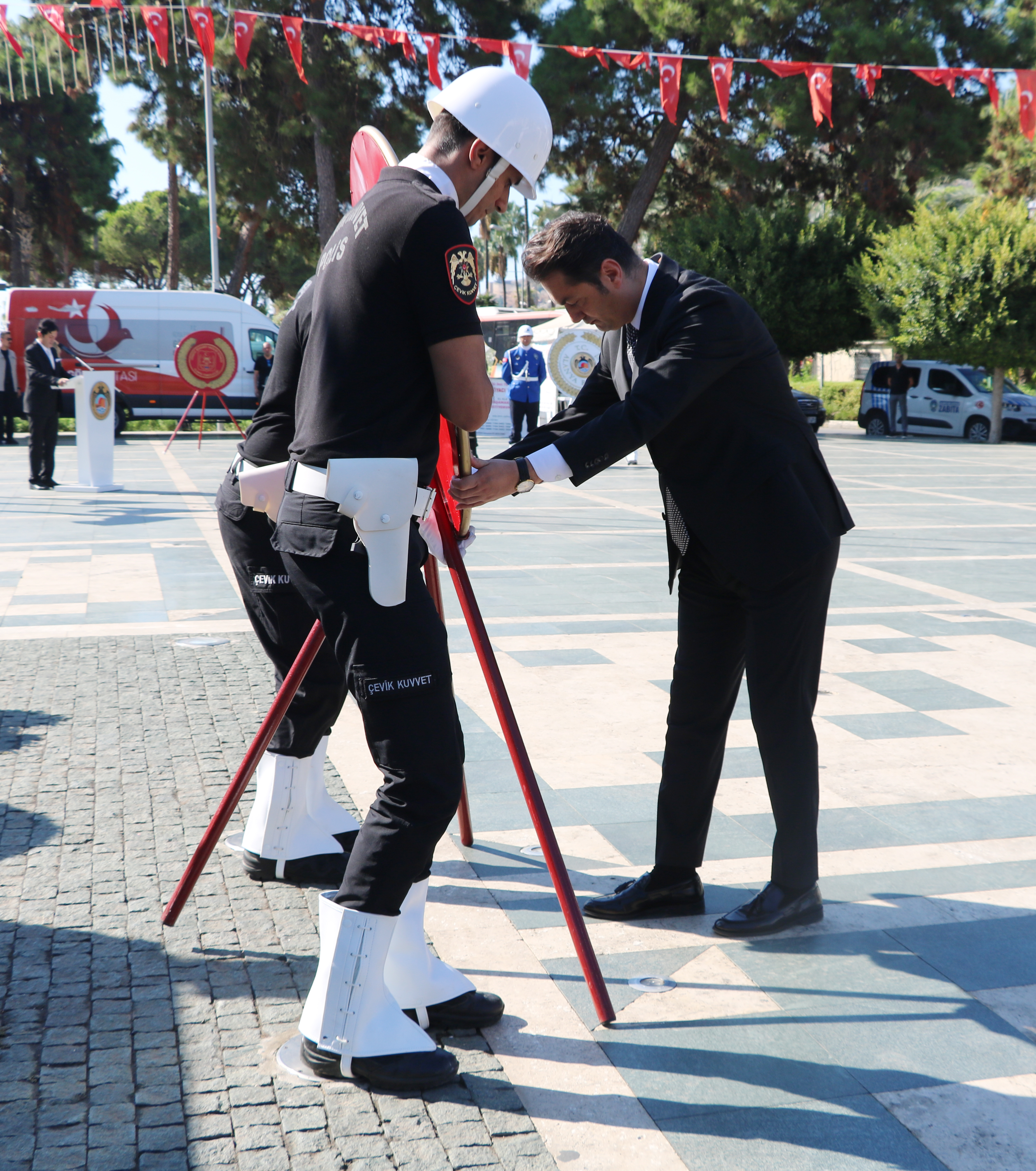 Alanya’da belediye çelengi anıta bırakılıyor