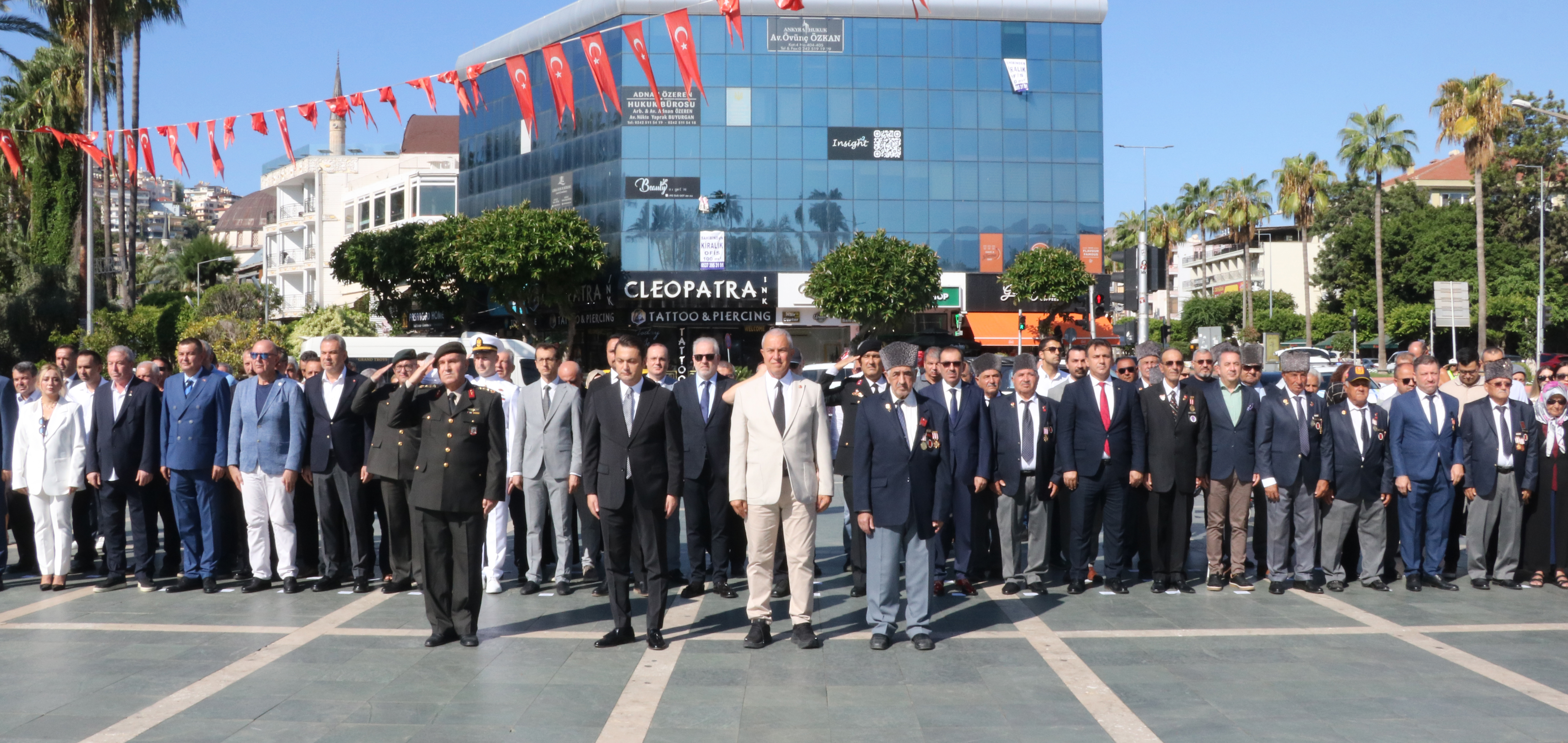 Hükümet Meydanı’nda gaziler ve protokol