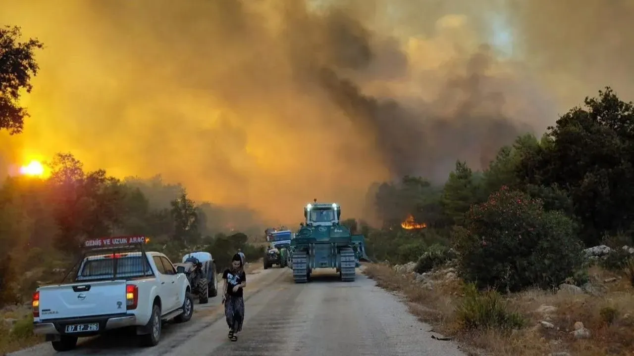 Antalya’da tankerler söndürme çalışmalarına su taşıyor