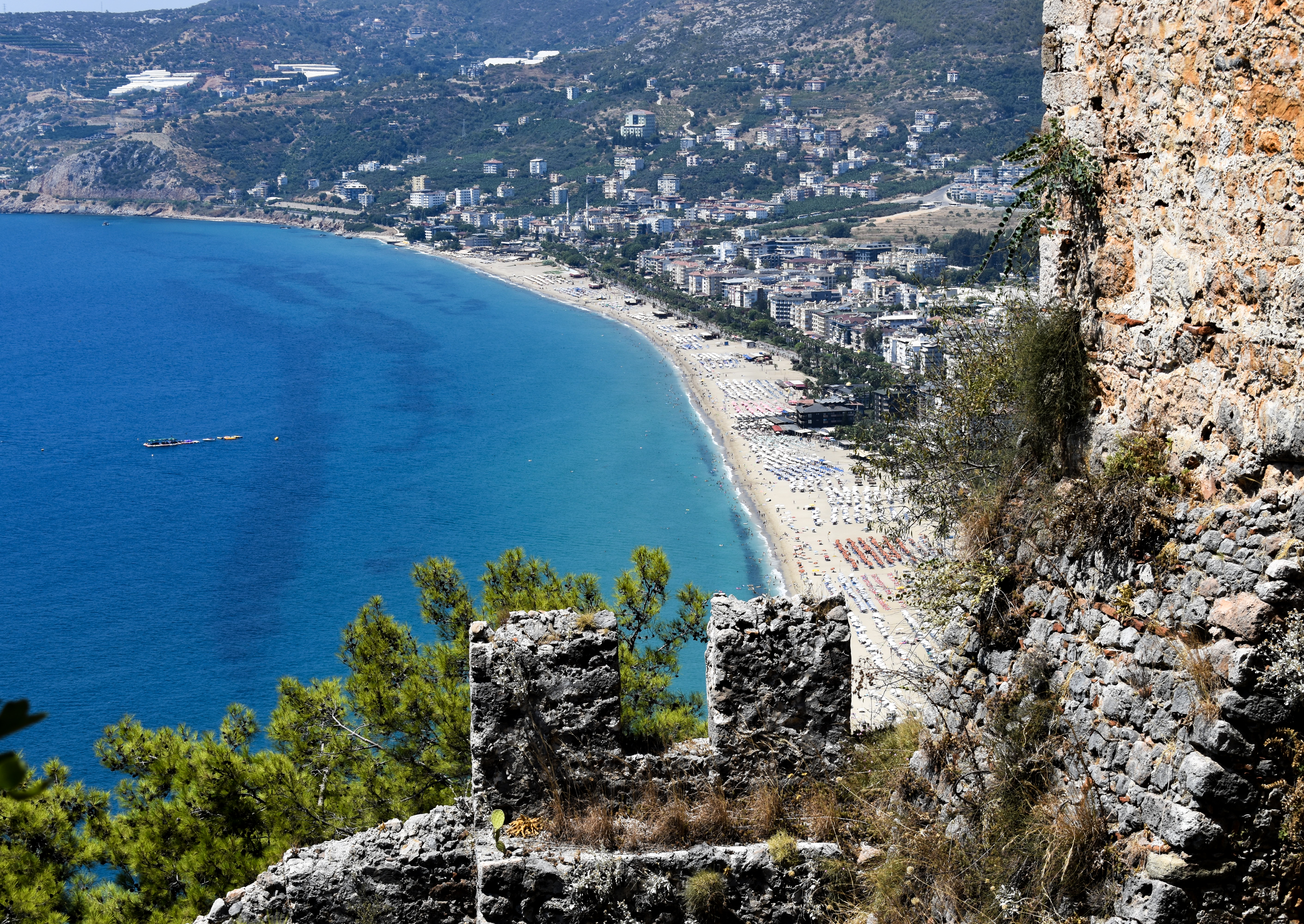 Alanya Kalesi ve Kleopatra Plajı manzarası