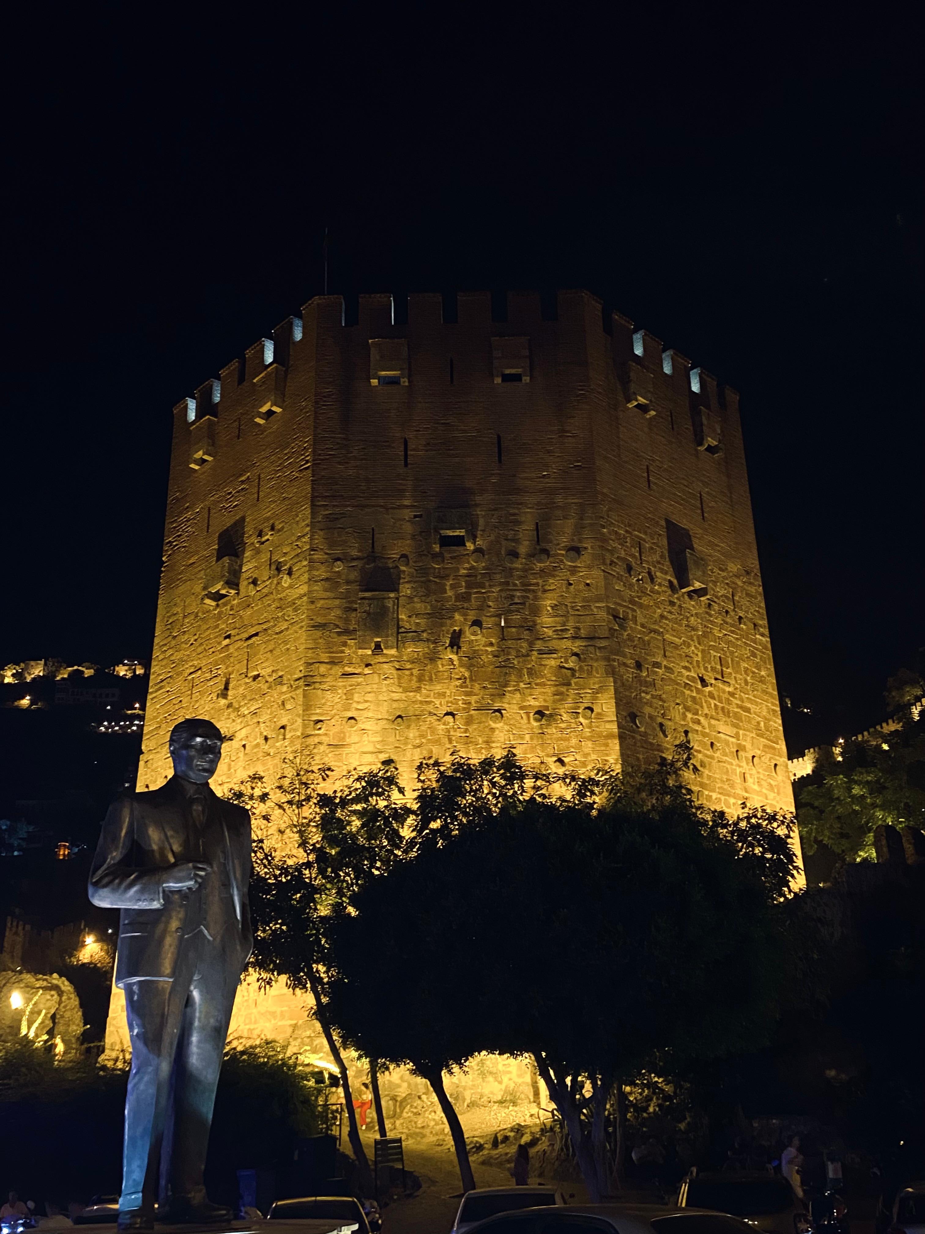 Alanya’da tarihi kule gece aydınlatılıyor