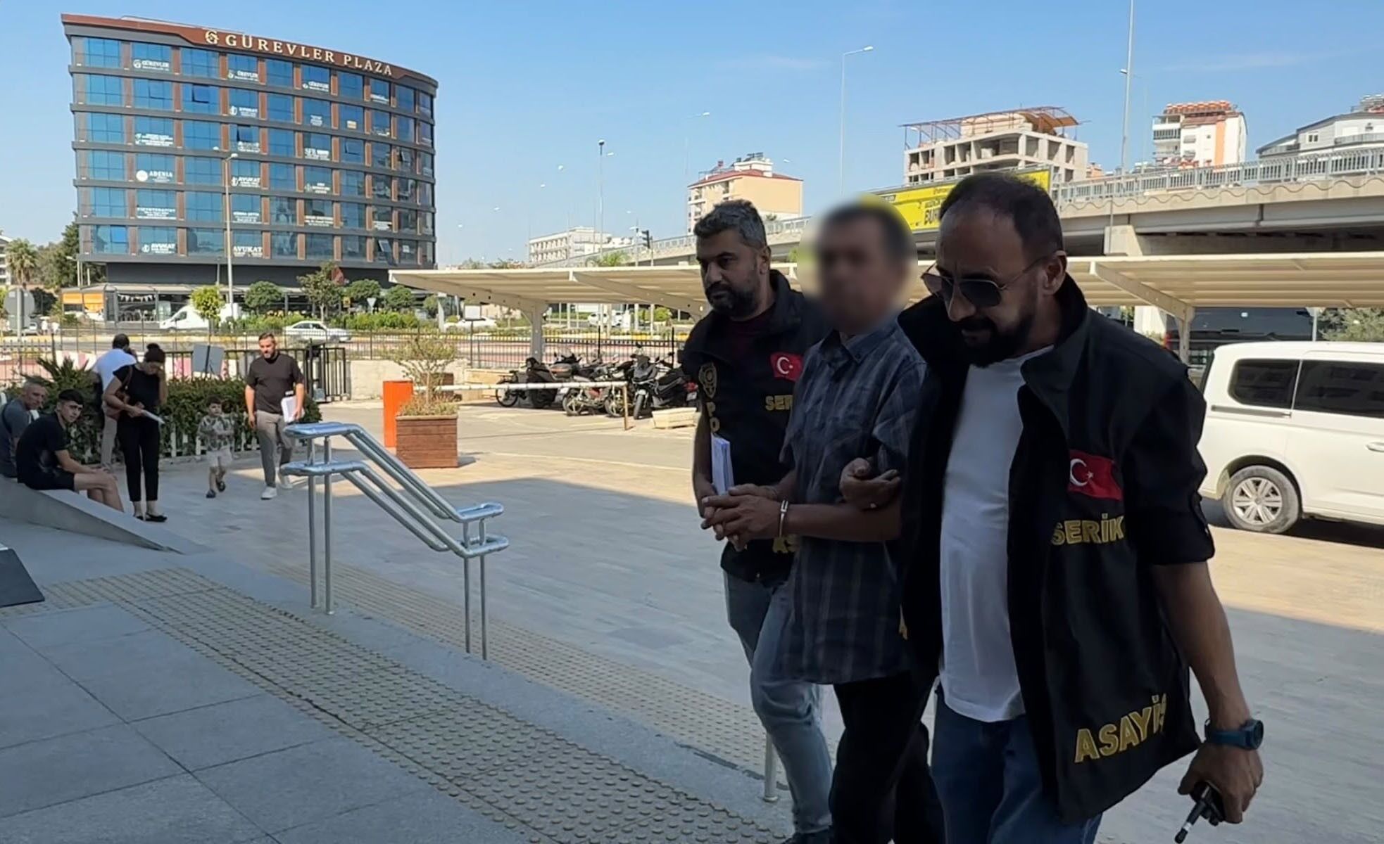 Akçaalan’da zarar gören otomobil ve çevresi