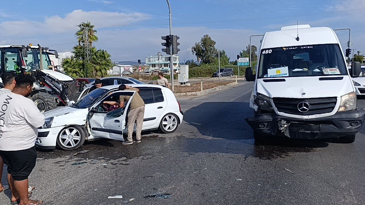 Manavgat’ta kavşakta çarpışan araçlar