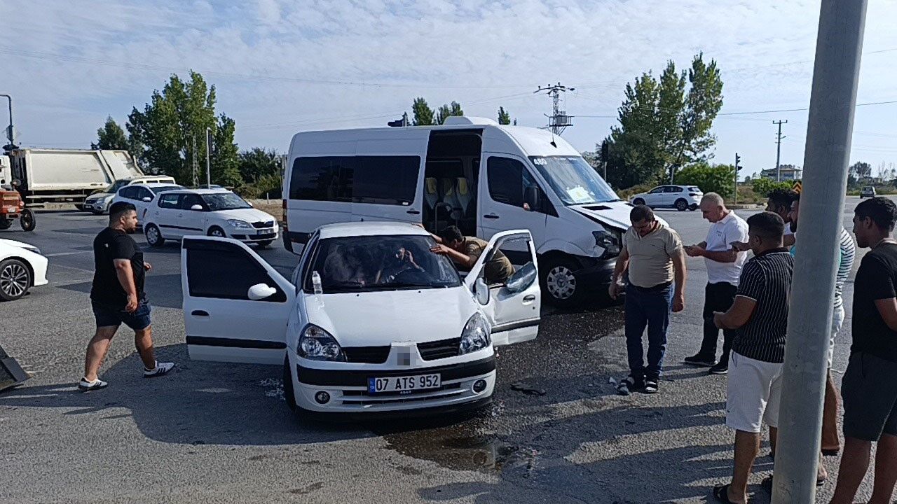 Manavgat’ta hasarlı araçlar kavşakta kaldı