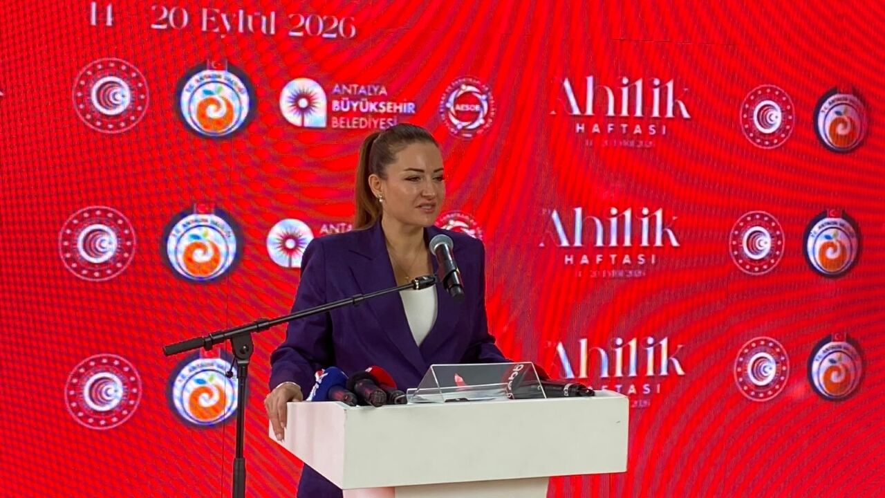 Konyaaltı Topçam sahilinde ziyaretçiler vakit geçiriyor