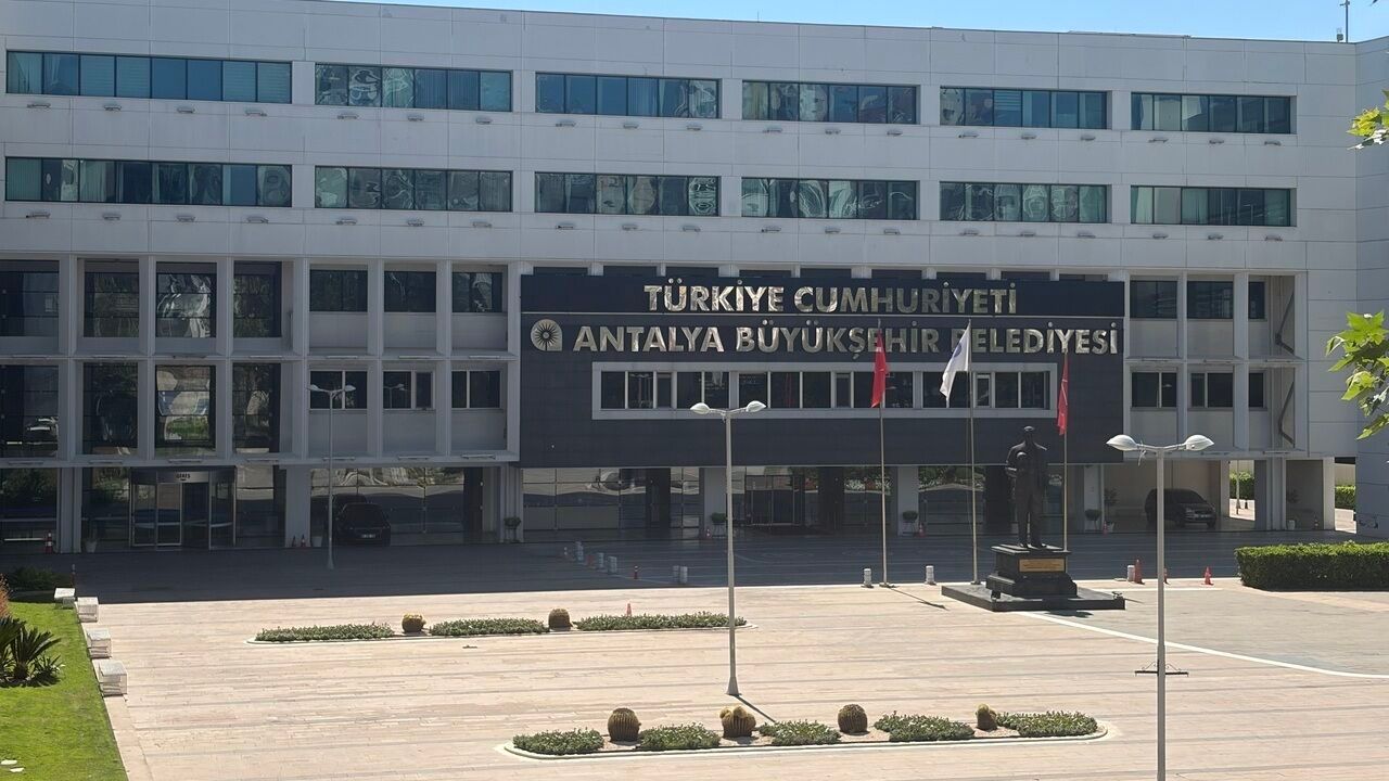 Topçam kıyısında günübirlik kullanım alanı görülüyor