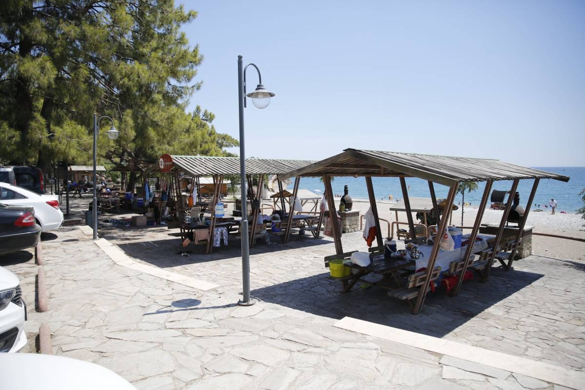 Topçam Plajı’nda piknik alanları görülüyor