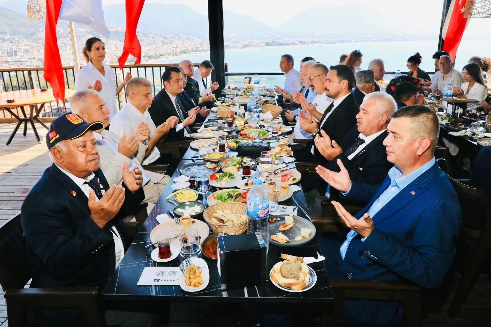 Alanya’da gaziler kahvaltıda dua etti