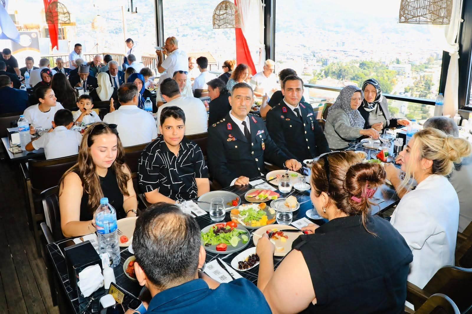 Alanya’da protokol gazilerle aynı sofrada
