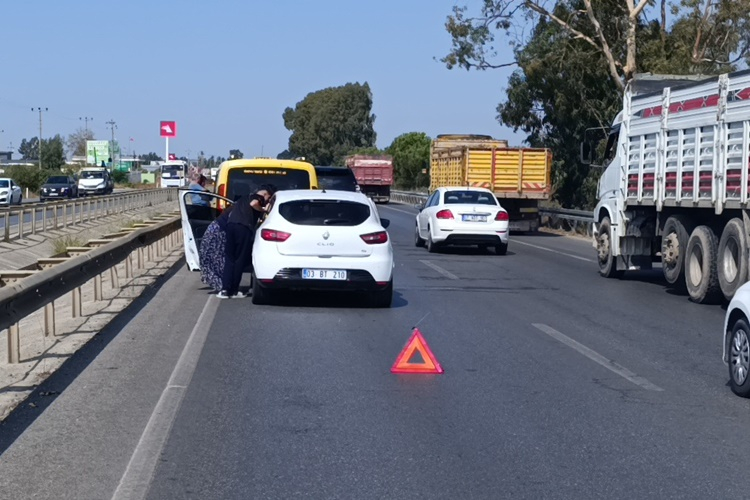 Manavgat yolunda hasarlı araçlar trafikte bekliyor