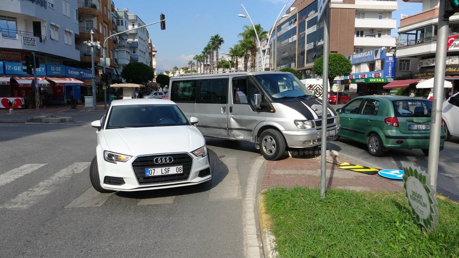 Manavgat’ta kazaya karışan araçlar yol kenarında