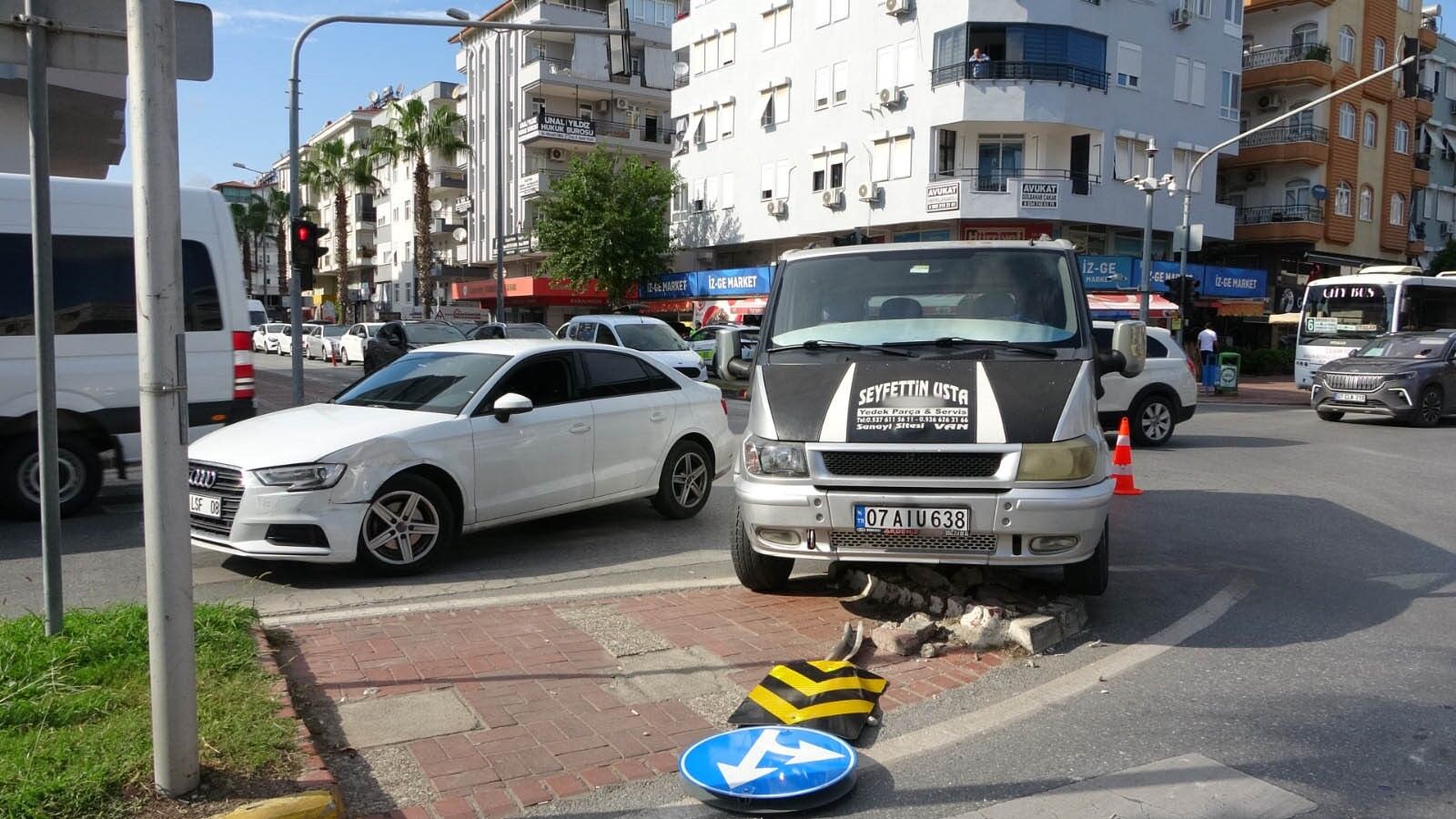 Kavşak çevresinde çarpışma sonrası araçlar görüntülendi