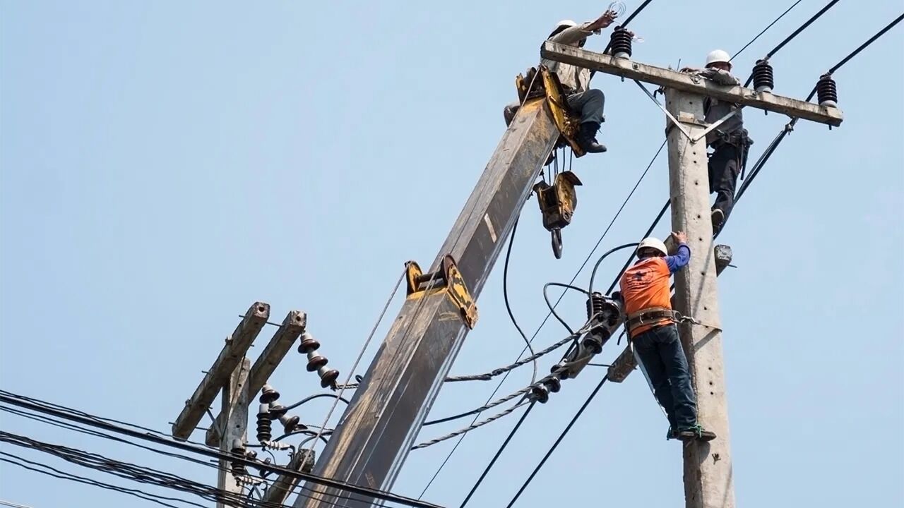 Antalya’da ekipler elektrik direğinde çalışıyor