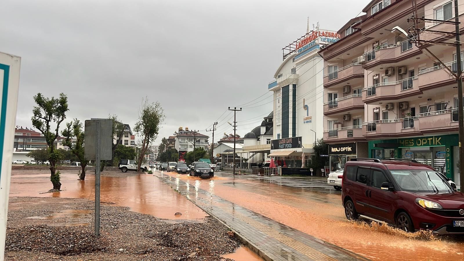Alanya sahilinde bulutlu gökyüzü dikkat çekiyor