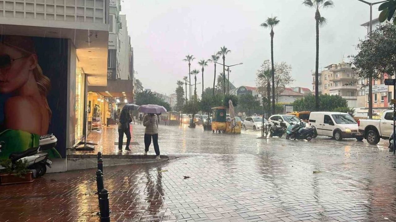 Alanya’da ıslanan yollar sürücüleri karşılıyor