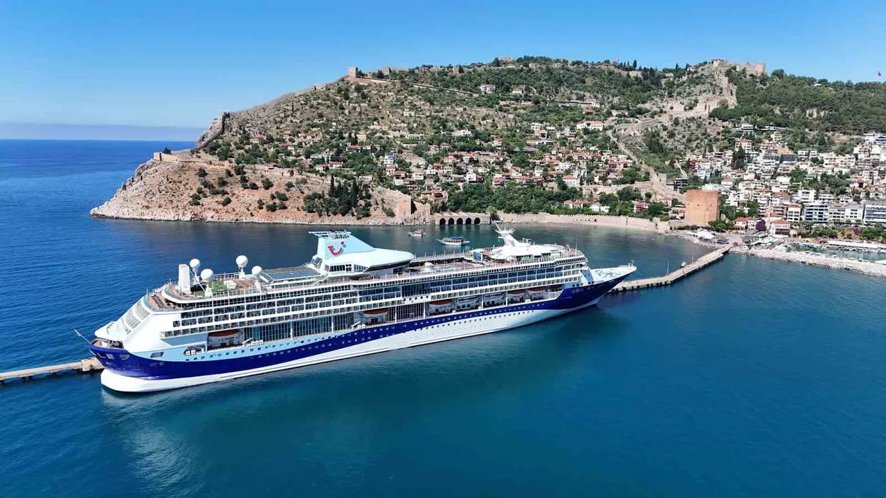 Alanya Limanı’nda Marella Discovery görüntülendi