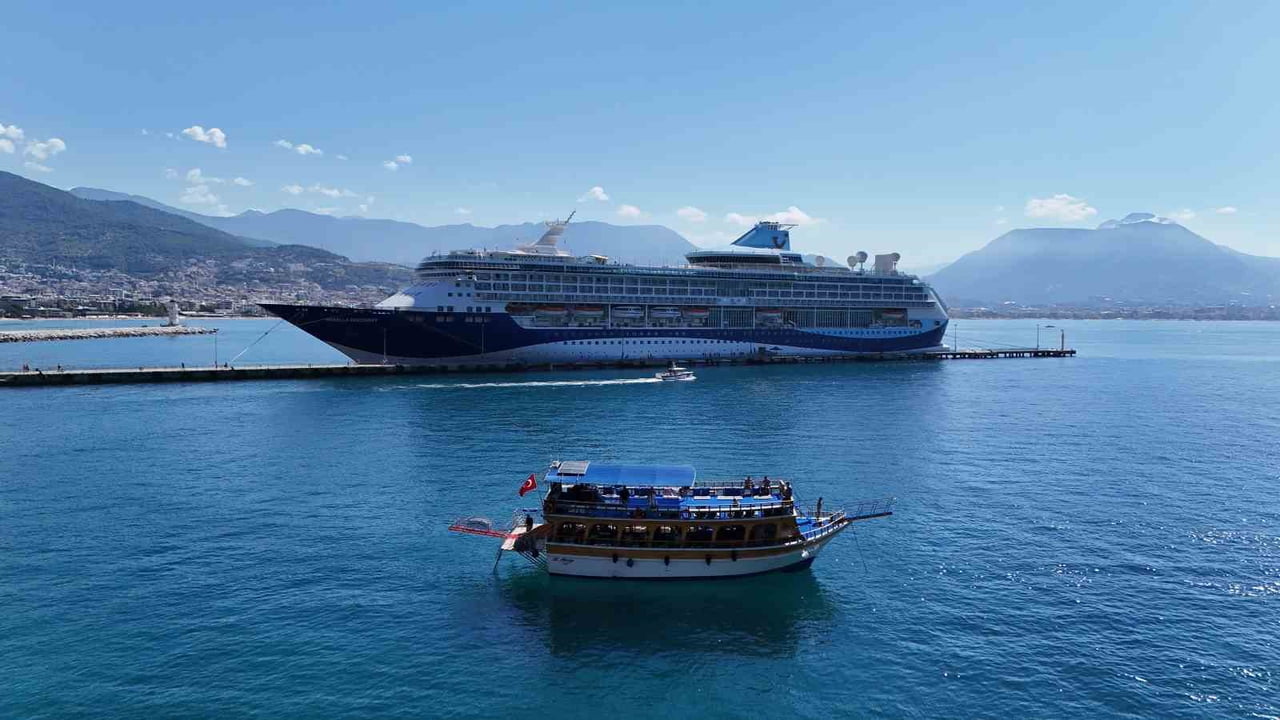 Alanya açıklarında kruvaziyer limanda bekliyor