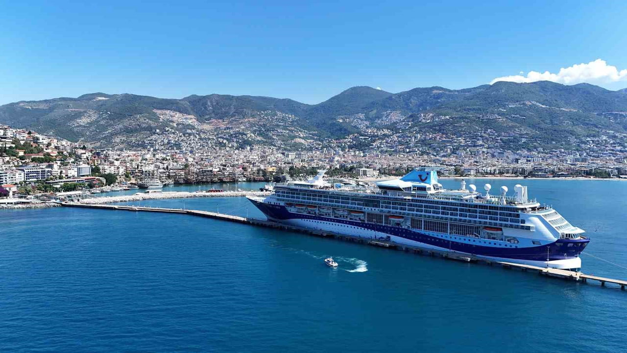 Alanya İskelesi’nde Marella Discovery demirli