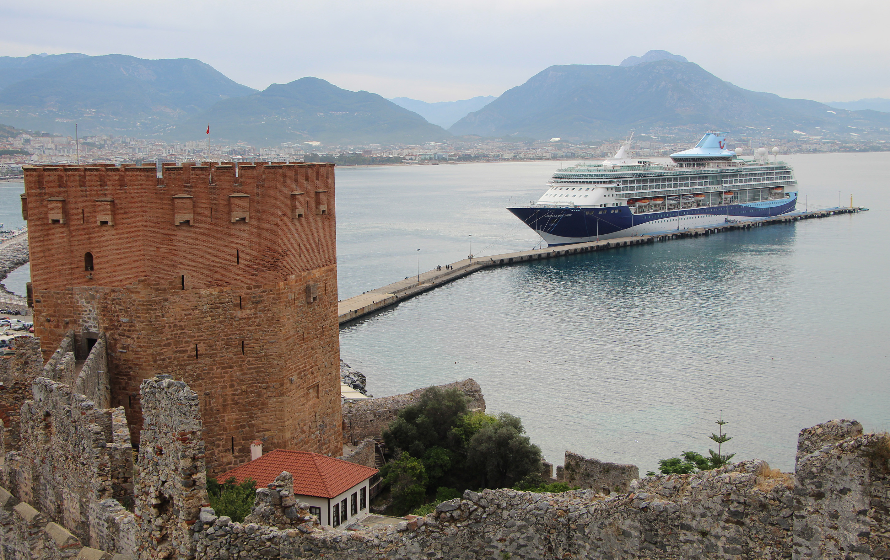 Alanya Kalesi’nden kruvaziyer limanı görünümü