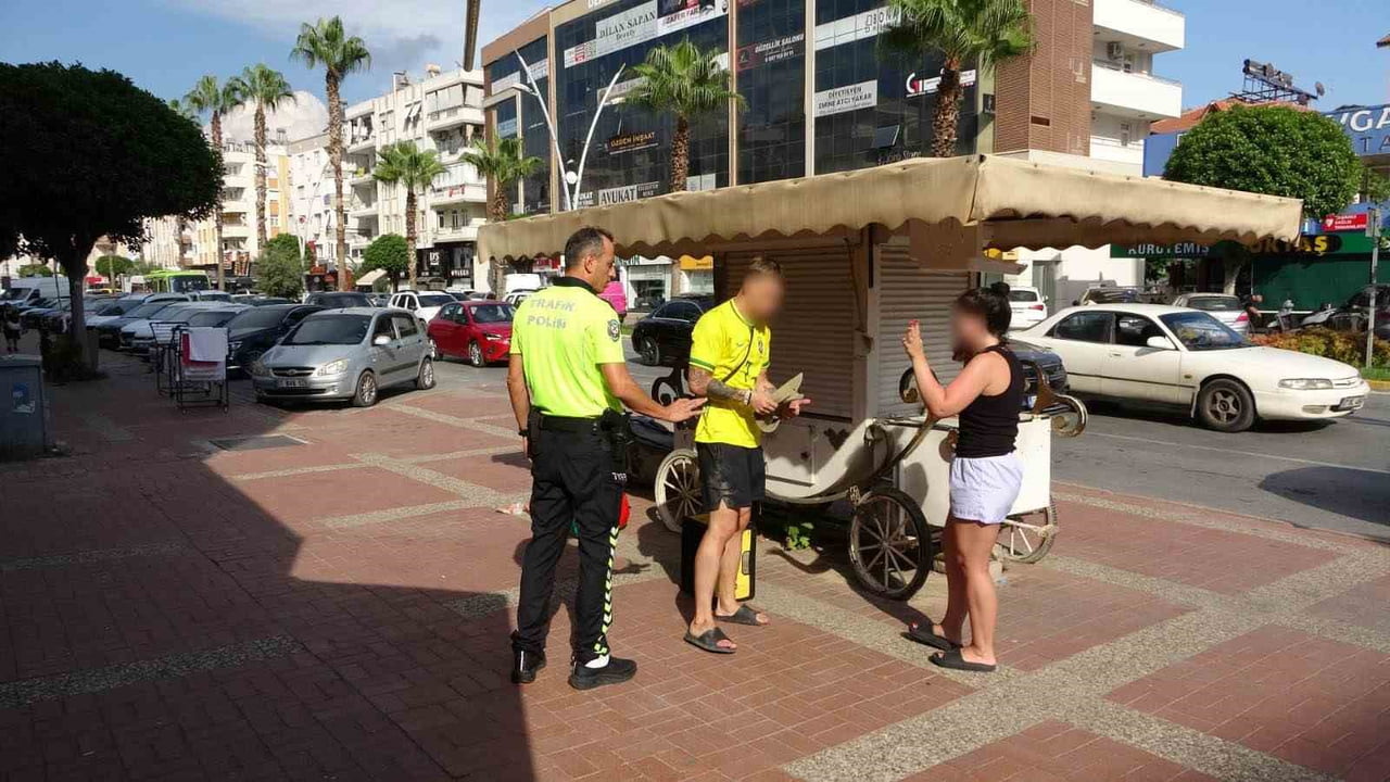 Manavgat’ta turistler kaza sonrası büfe yanında