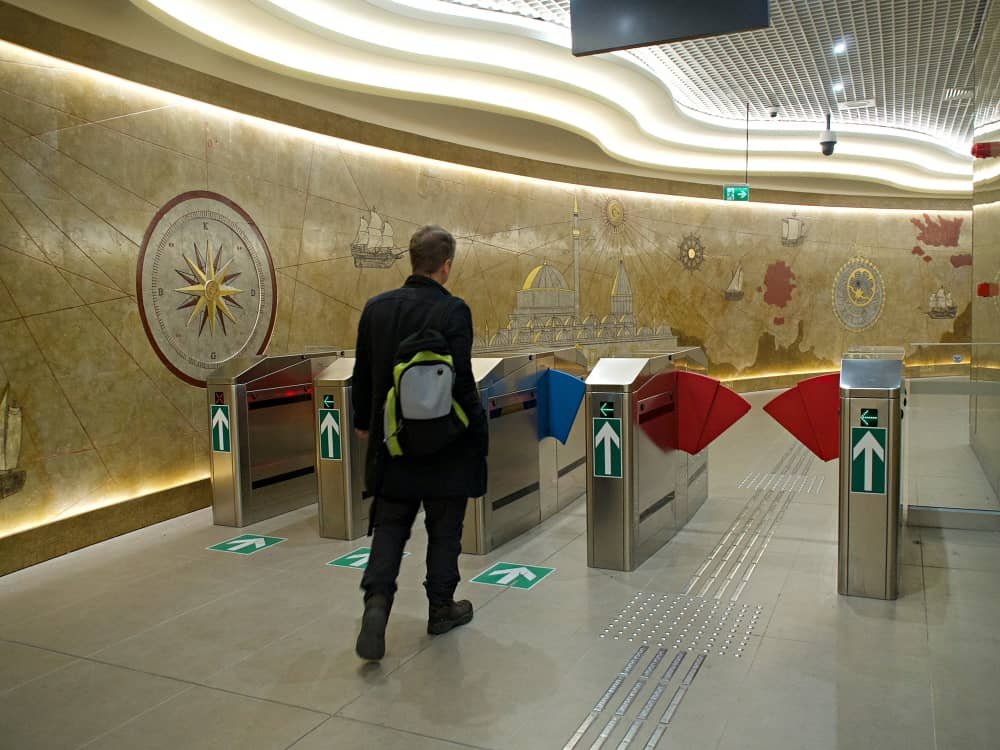 Gayrettepe’de yolcu metro turnikelerinden geçiyor