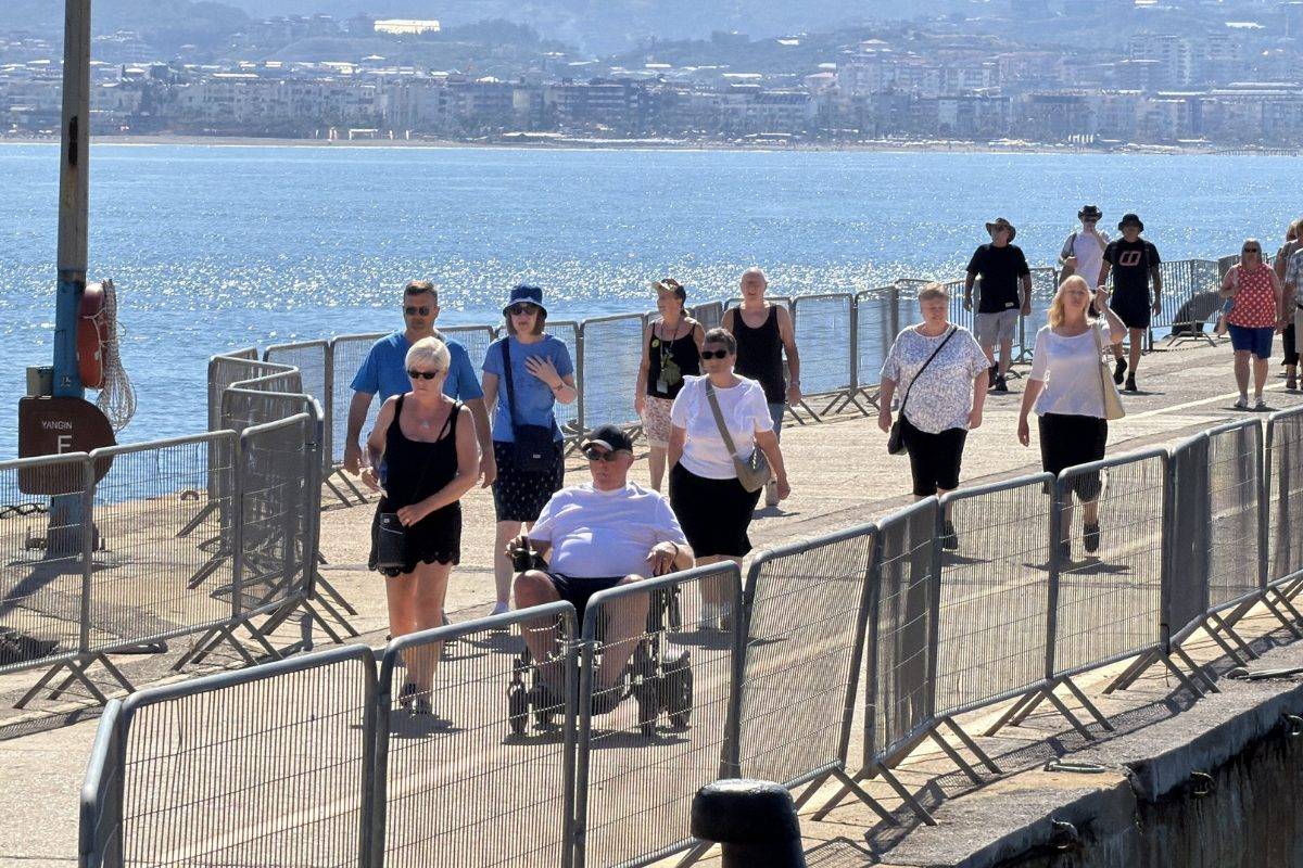 Alanya Limanı’nda turistler kente çıkıyor
