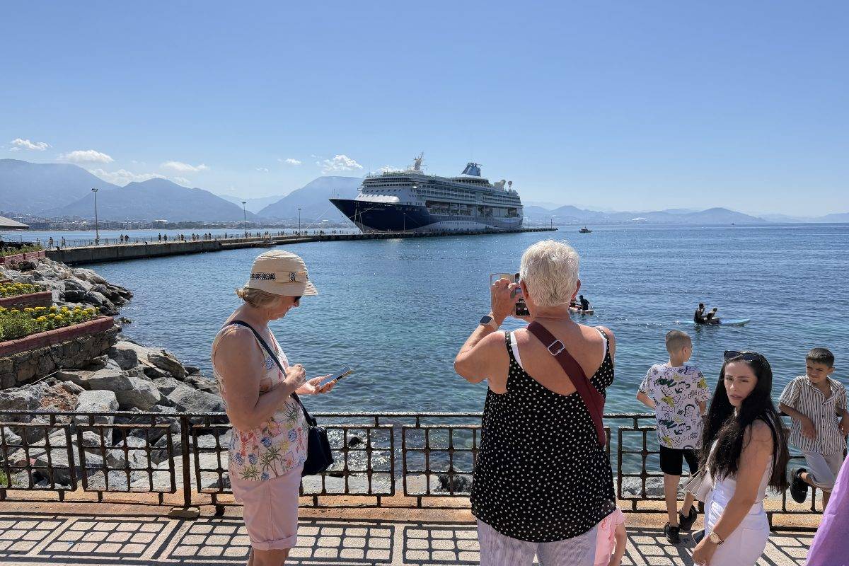 Alanya kıyısında kruvaziyer yolcuları geziyor
