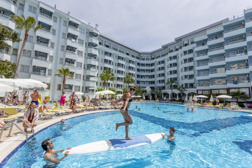 Alanya otelinde turistler havuz başında