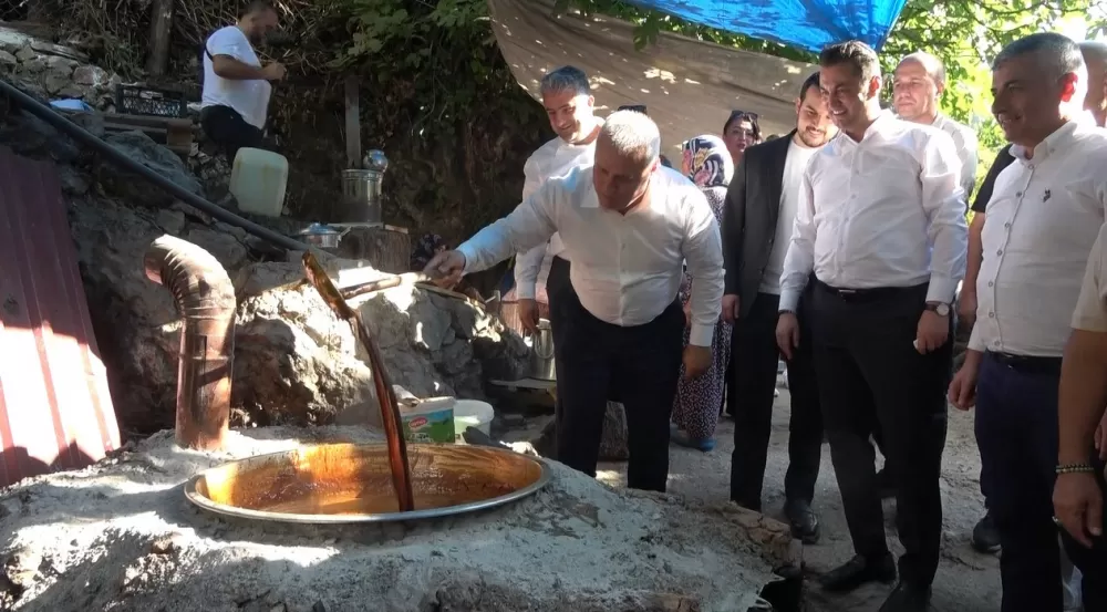 Oba Alacami’de keçiboynuzu pekmezi hazırlanıyor