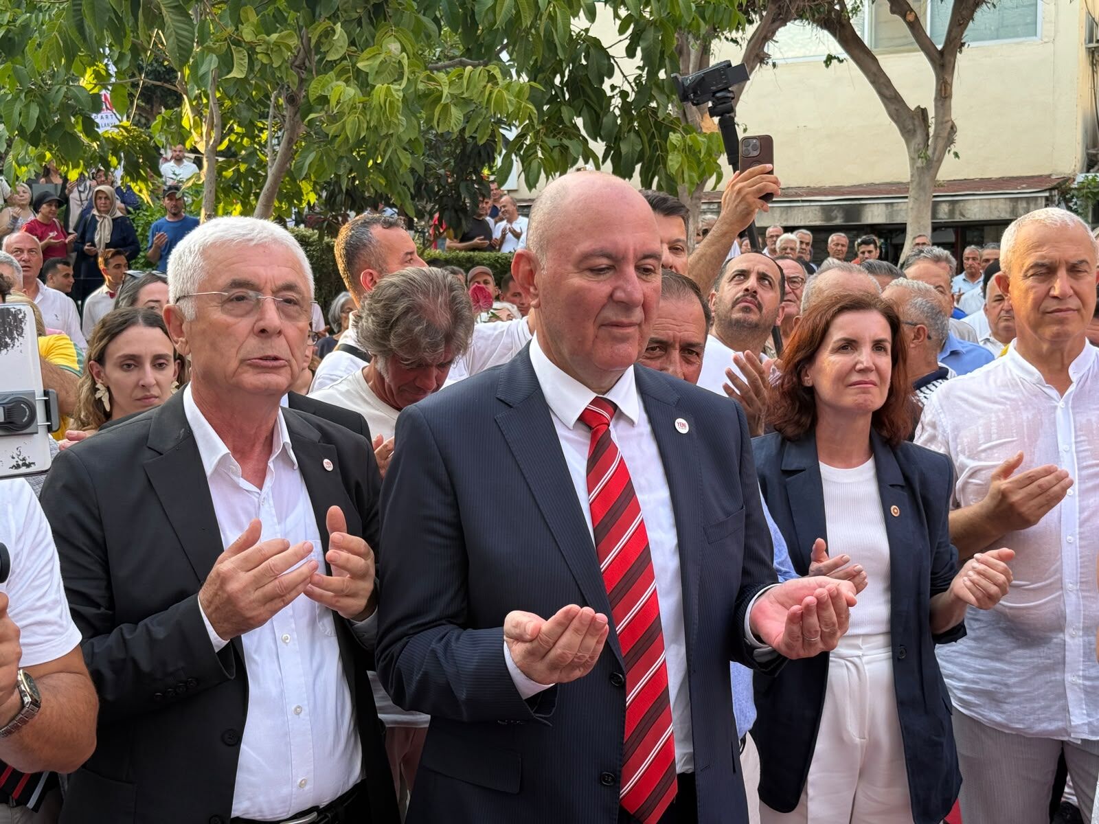 Alanya’da Kandemir partililerle açılışta buluştu