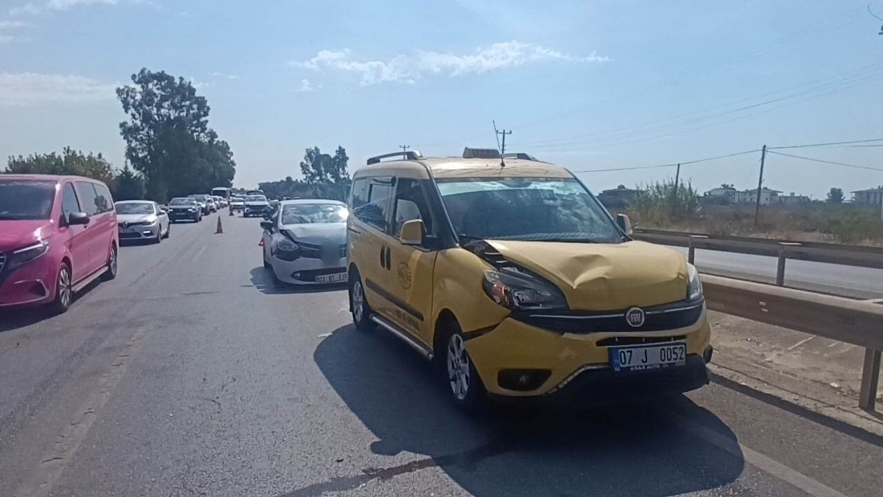 D-400 üzerinde araçlar yol kenarında