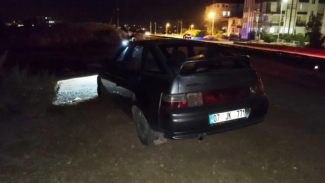 Manavgat’ta kazaya karışan otomobil yol kenarında