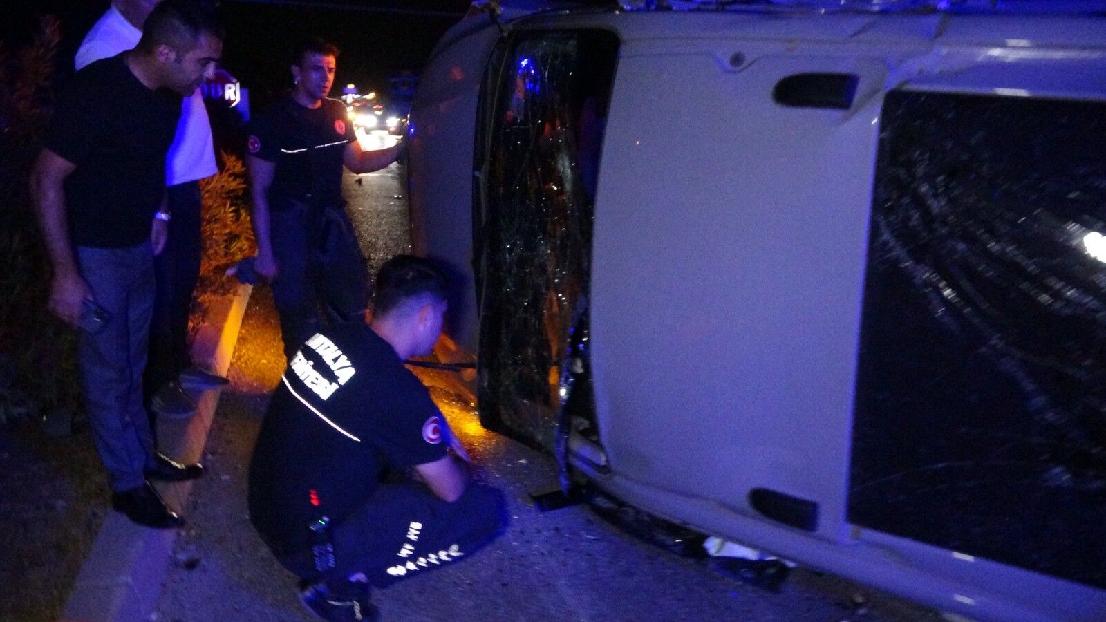 Manavgat’ta kazaya karışan araçlar yolda