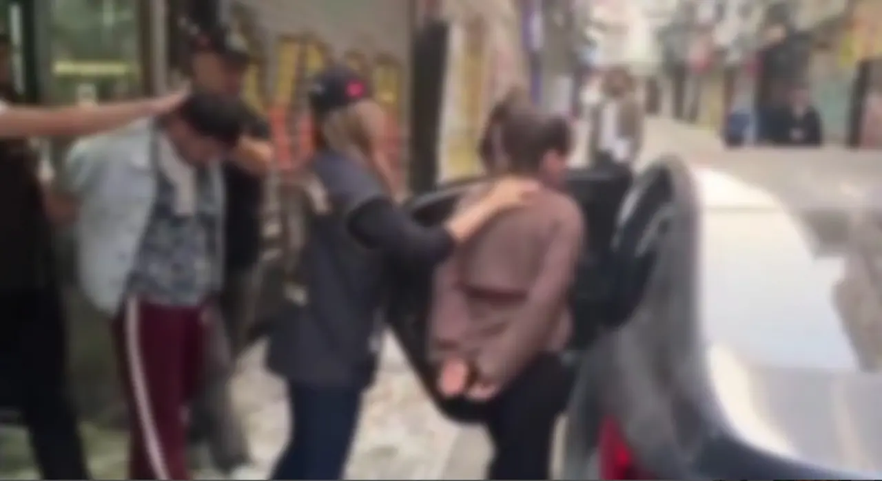 Polis ekiplerinin çalışma yürüttüğü adreslerden biri