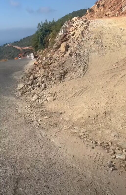 Tepe Mahallesi'nde inşaat çevresi ve yol