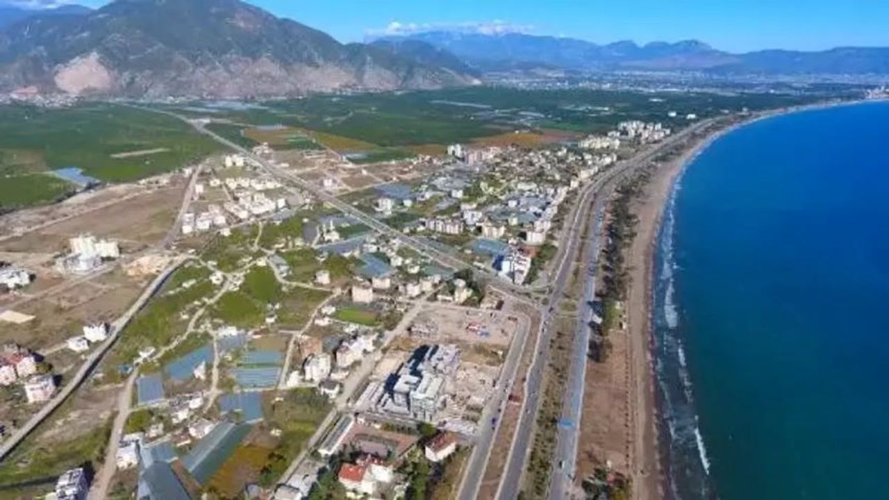 Finike’de otelin havuz ve ana binası