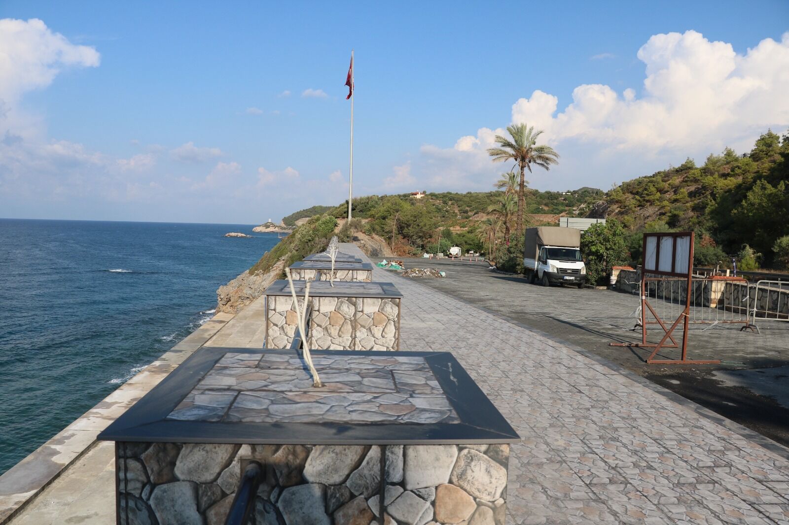 Alanya Ulaş’ta güçlendirilen kıyı hattı