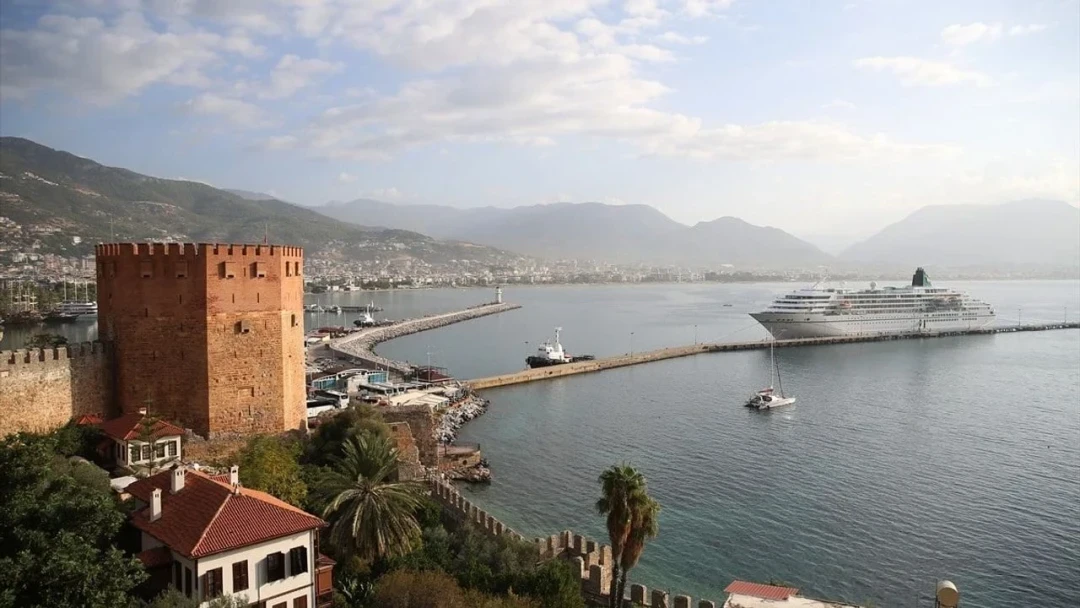Alanya Limanı İngiliz turistleri ağırlıyor