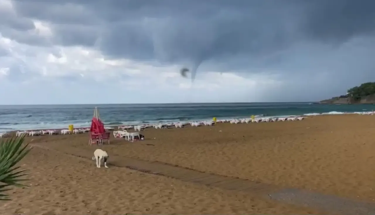 Alanya kıyılarında su hortumu belirginleşti