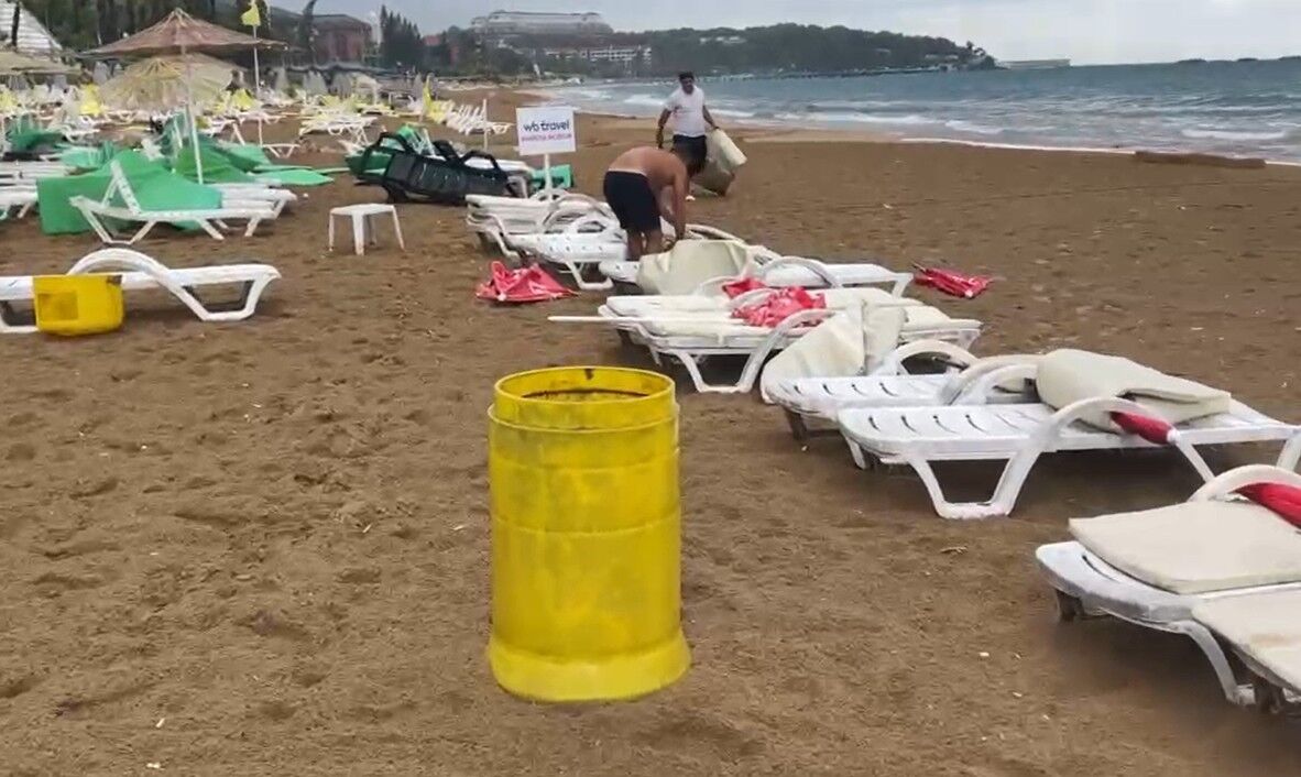 İncekum Plajı’nda şemsiyeler savruldu