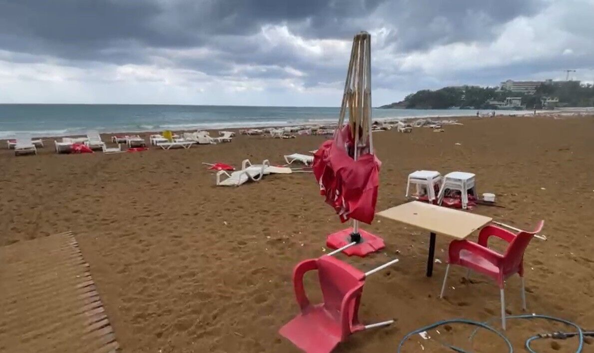 İncekum’da fırtına sonrası plaj dağıldı